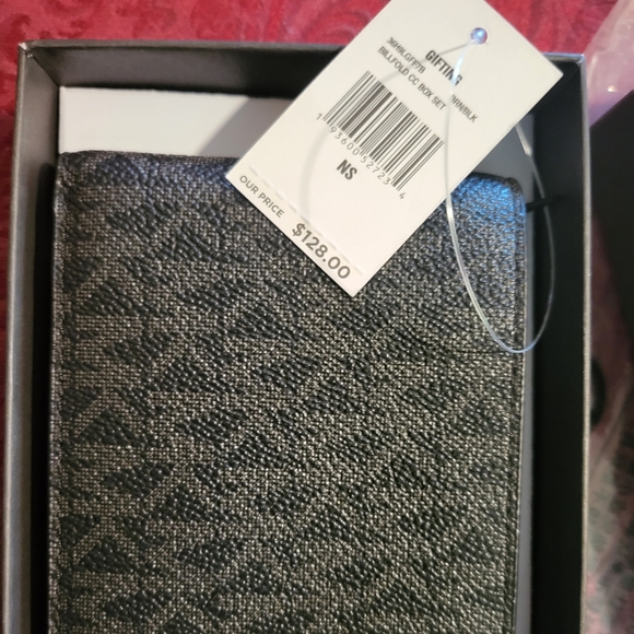 🔥SOLD🔥 Michael Kors Wallet - Picture 4 of 4